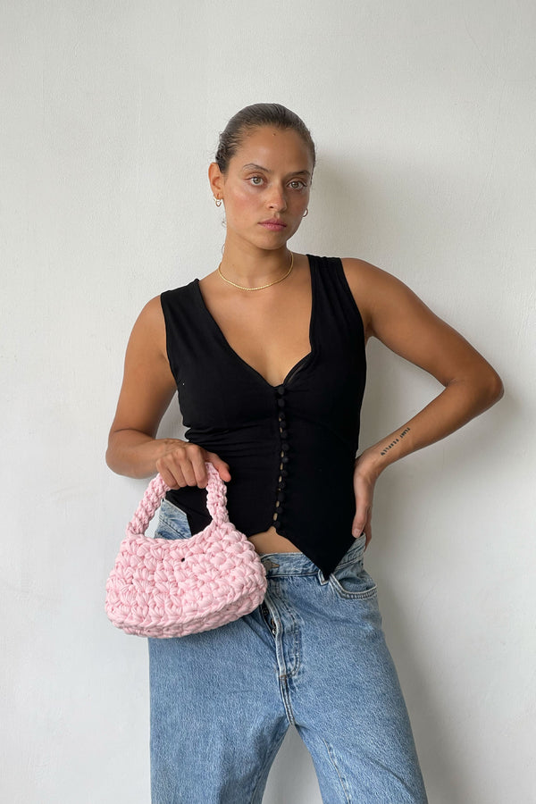 Woman With A Street Style Wearing A Soft Pink Volcan Bag Looking To The Camera